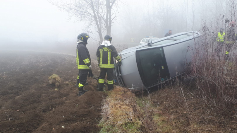 Auto esce di strada sulla tangenziale a causa del fondo stradale ghiacciato